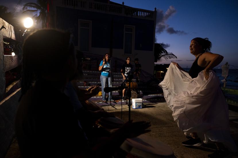 En otras partes de San Juan tambien se hace cultura. Desde el malecon de La Perla, un grupo de musicos toca bomba.