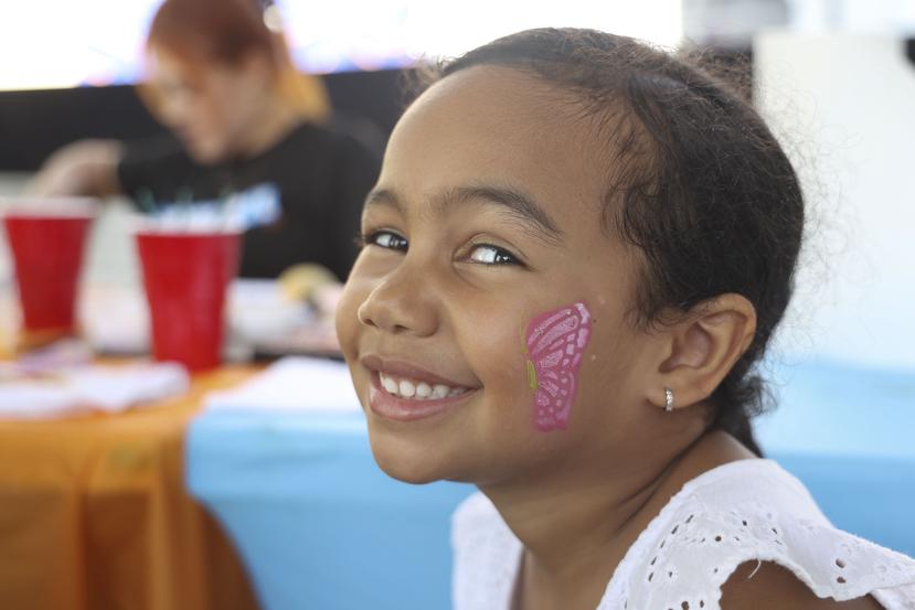 La niña Zairanie Hernandez de cuatro años estaba feliz con su mariposa pintada en su rostro.