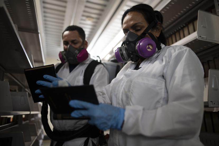 Gabriel Candelaria y Clara Hoyos, de la compañia JB Cleaning, contratada para la limpieza profunda del Archivo.