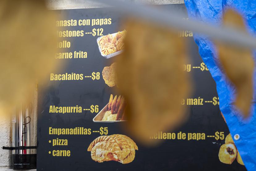 San Juan, PR. 19 de enero de 2024 -MCD- Segundo dia de Fiestas de la Calle San Sebastian, en el Viejo San Juan. En la foto quioscos de fritura. FOTO POR: nahira.montcourt@gfrmedia.com Nahira Montcourt