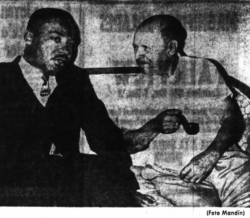 Martin Luther King Jr. charlando con el musico español Pablo Casals antes de asistir a una cena con miembros del Fellowship of Reconciliation.