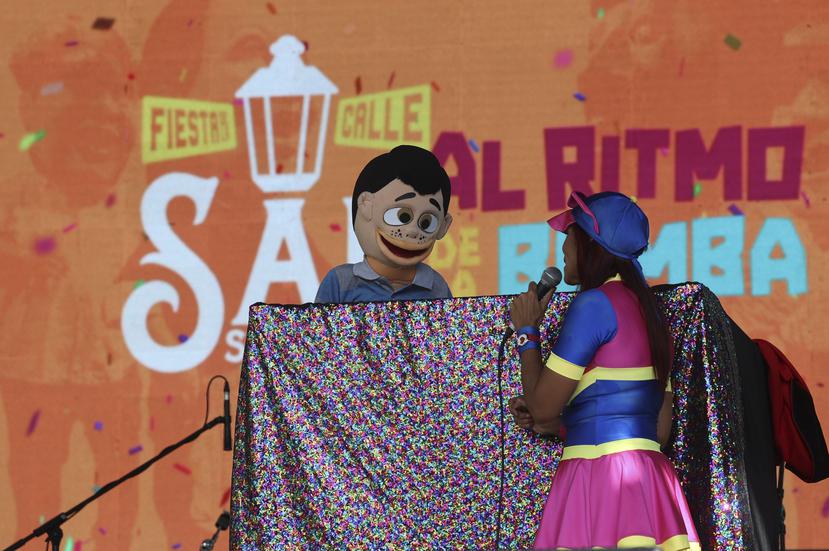 Parte del espectaculo infantil que se presento en la tarima de la Plaza de la Barrandilla.