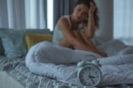 Los riesgos de dormir con la ventana abierta en verano, segun los expertos