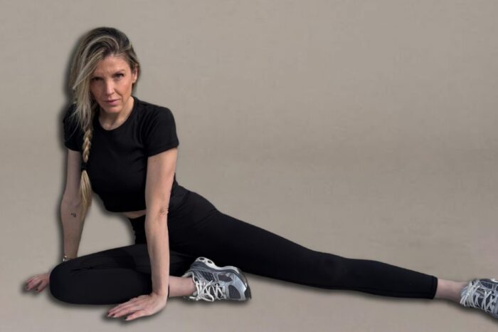 La rutina ‘killer core’ de la entrenadora Caroline Idiens a sus 52 años: fortalece los musculos profundos del abdomen