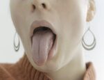El truco de una logopeda para descubrir si tienes un problema al tragar: “Si te ves la lengua es que tienes deglucion atipica”