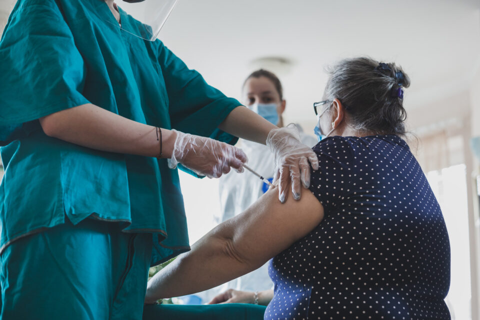 Stratus, la nueva variante de covid mas contagiosa que vigila la OMS y que se propaga por España y el mundo